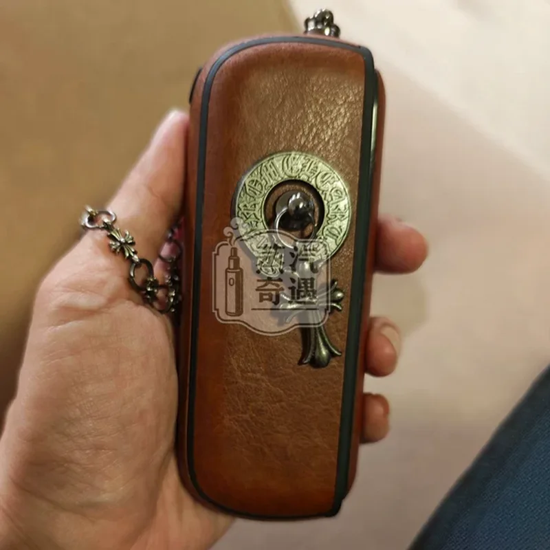 IQOS ILUMA保護套 克羅心掛飾 棕色款手持特寫圖